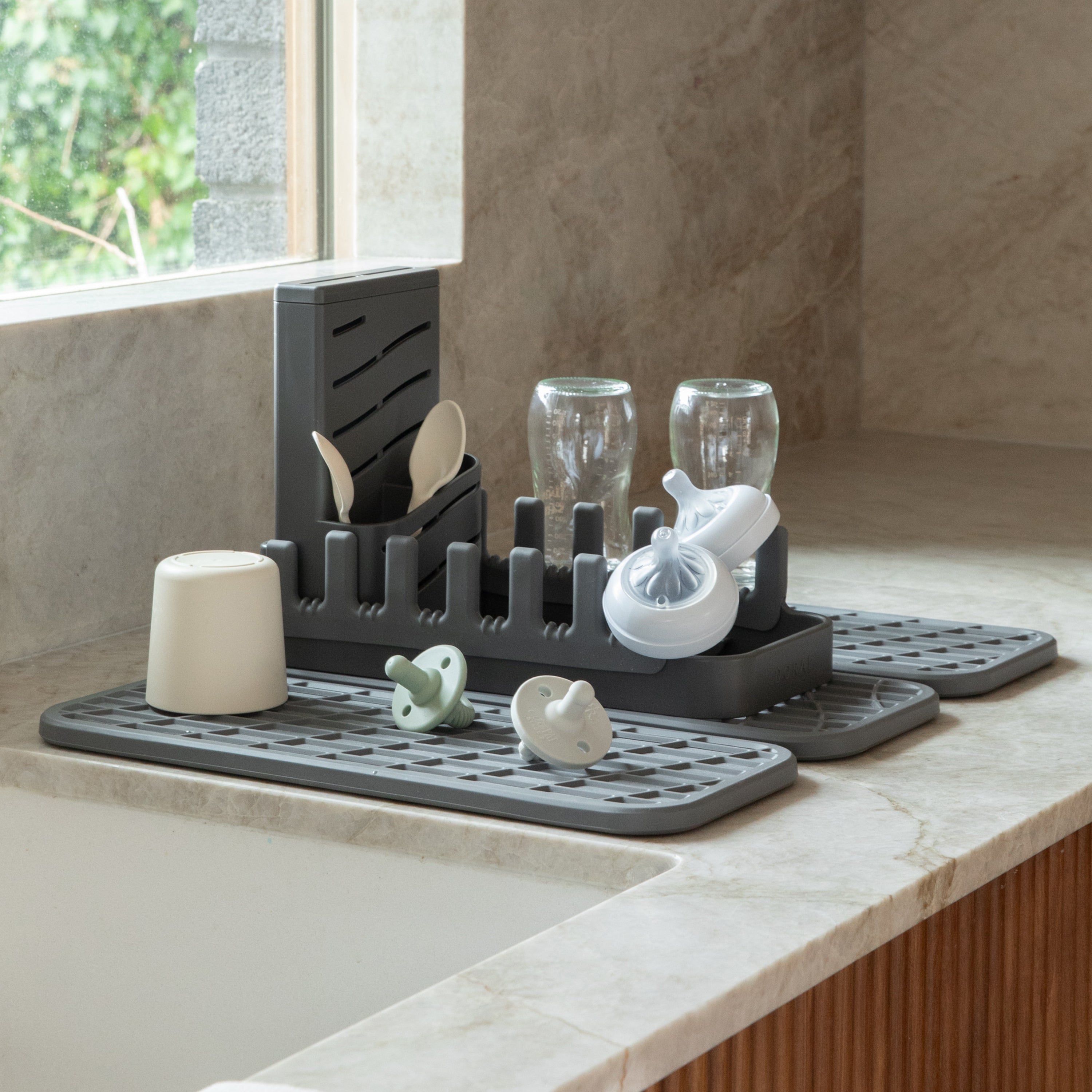 dish pad with space for plates, knives, and utensils.