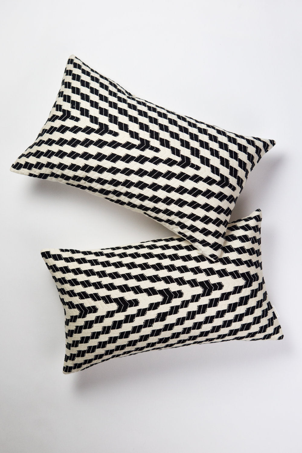 Almolonga Zig Zag Pillow (Black & White)