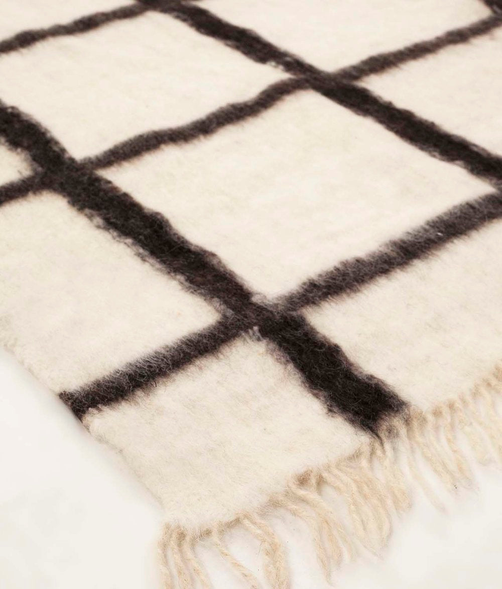 Momos Grid Blanket (White & Black)