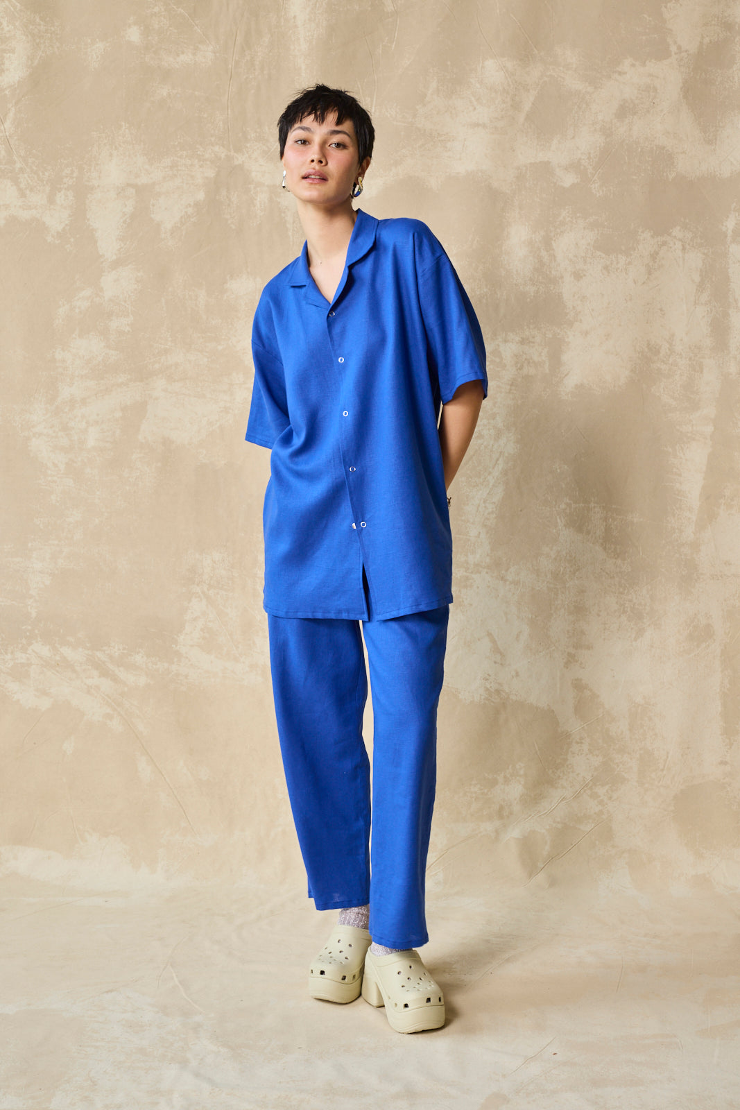 Gender-Neutral Slim Camp Collar Shirt (Lapis)
