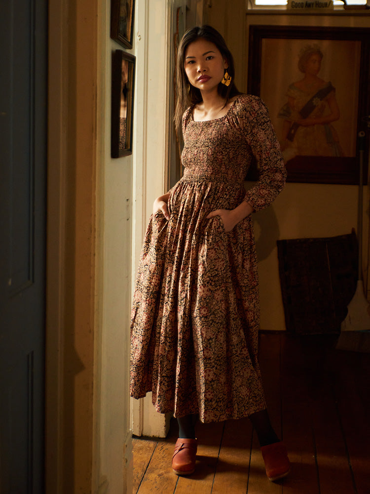 Hailee Smocked Midi Dress (Black Floral)