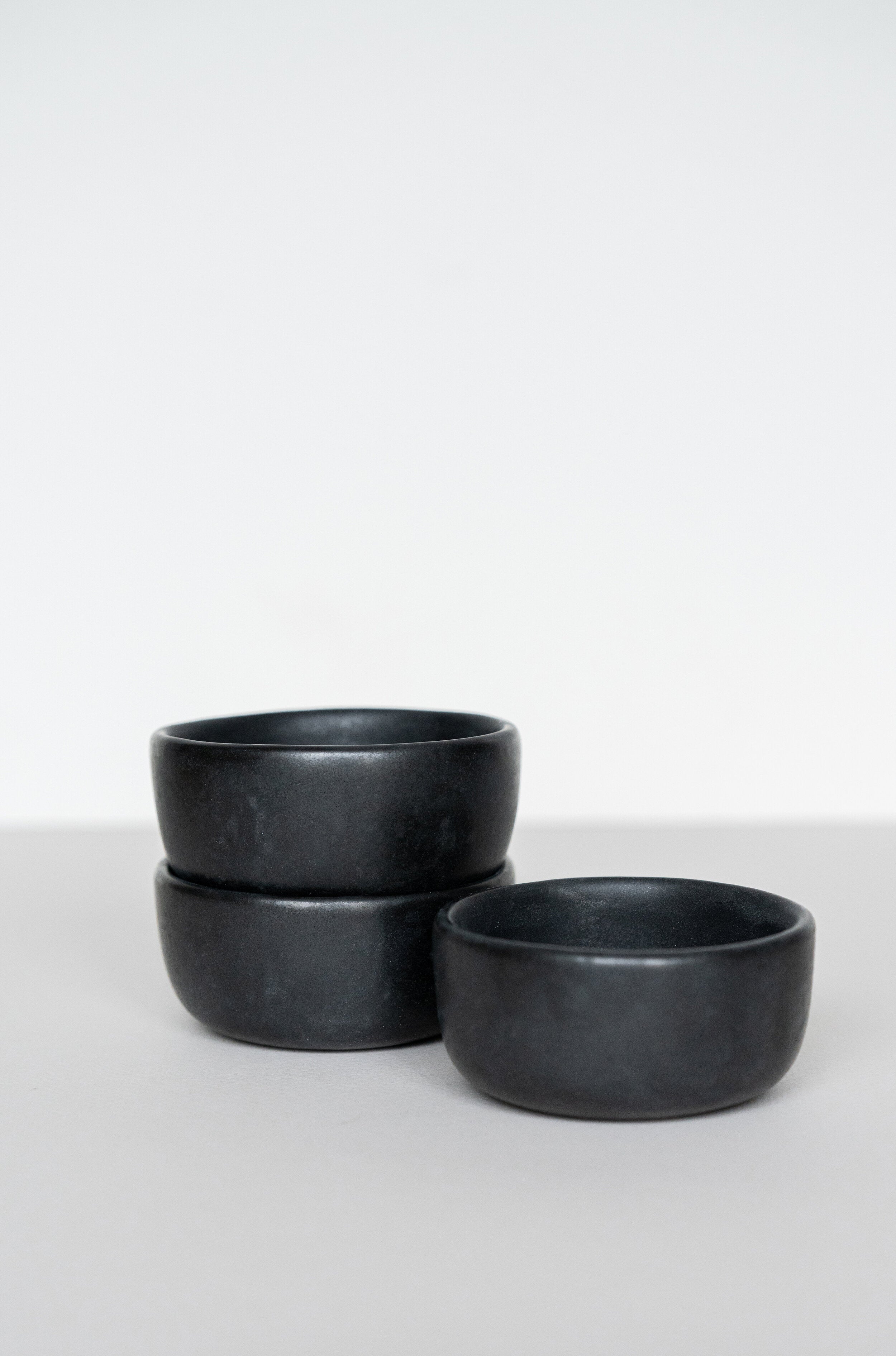 Matte Stoneware Pinch Bowl (Black)