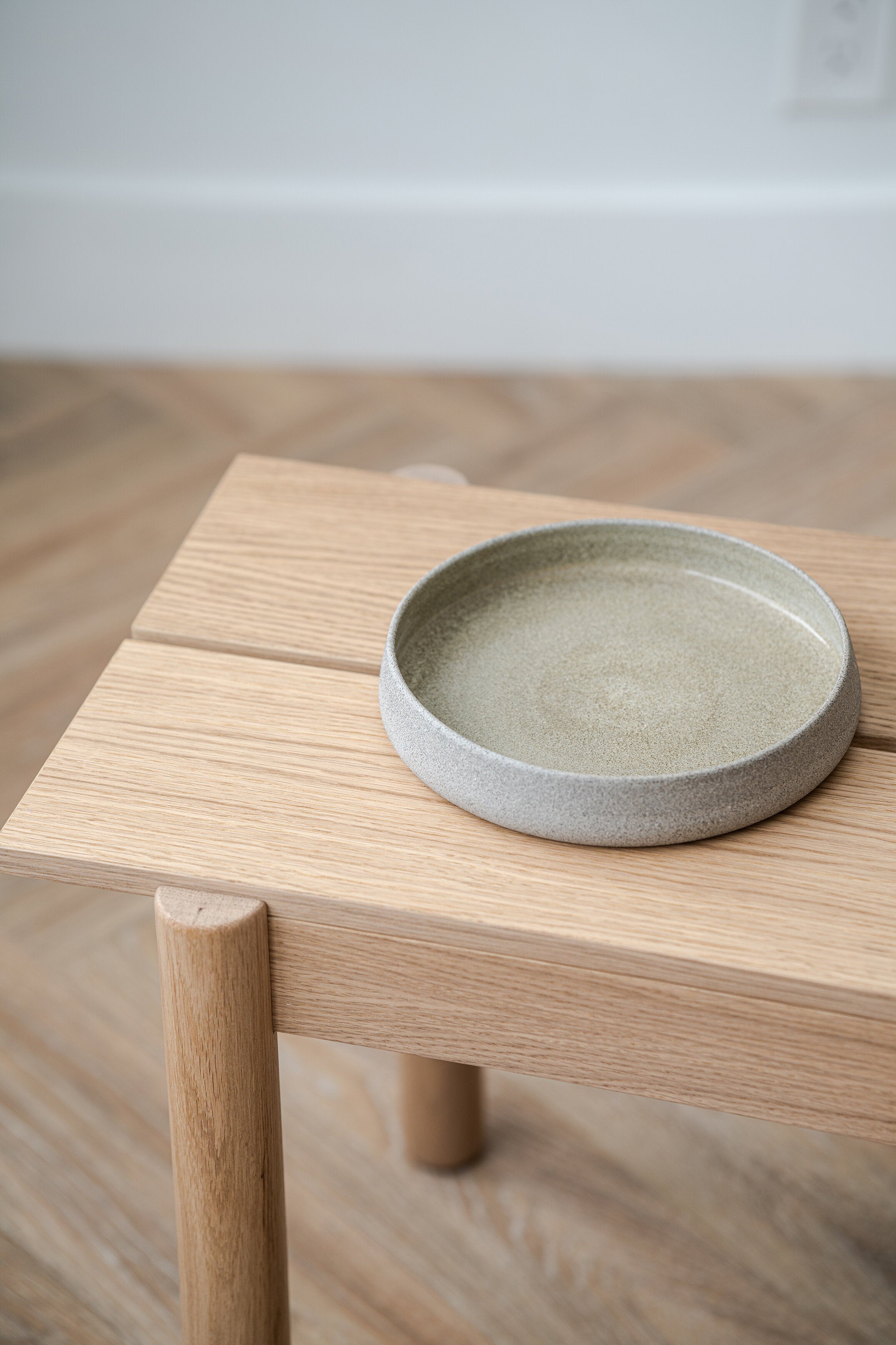 Stoneware Salad Plates with High Sides (Concrete)