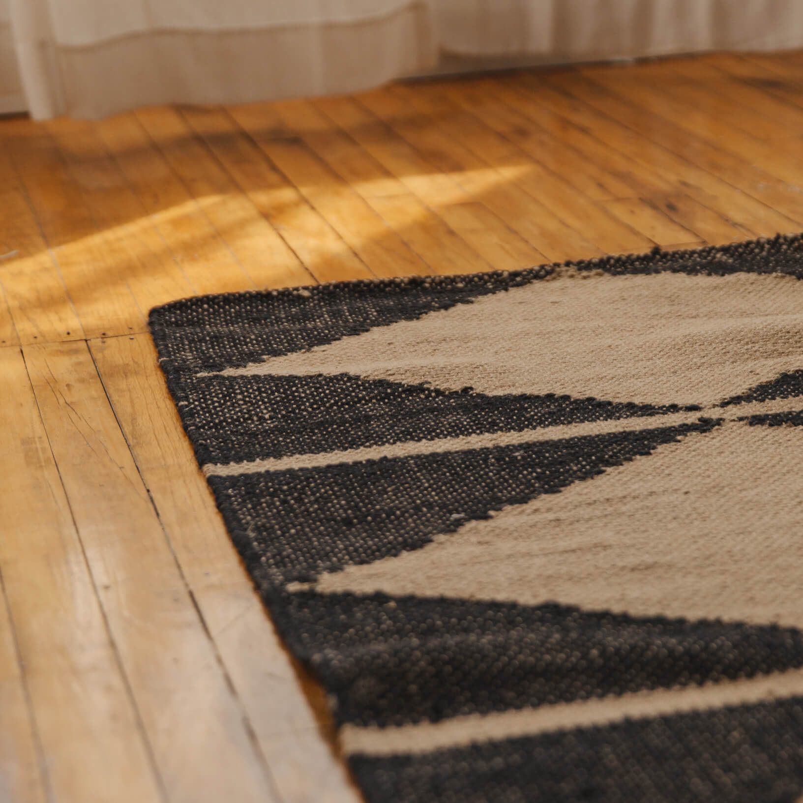 Handloomed Diamond Floor Mat (Charcoal/Natural)