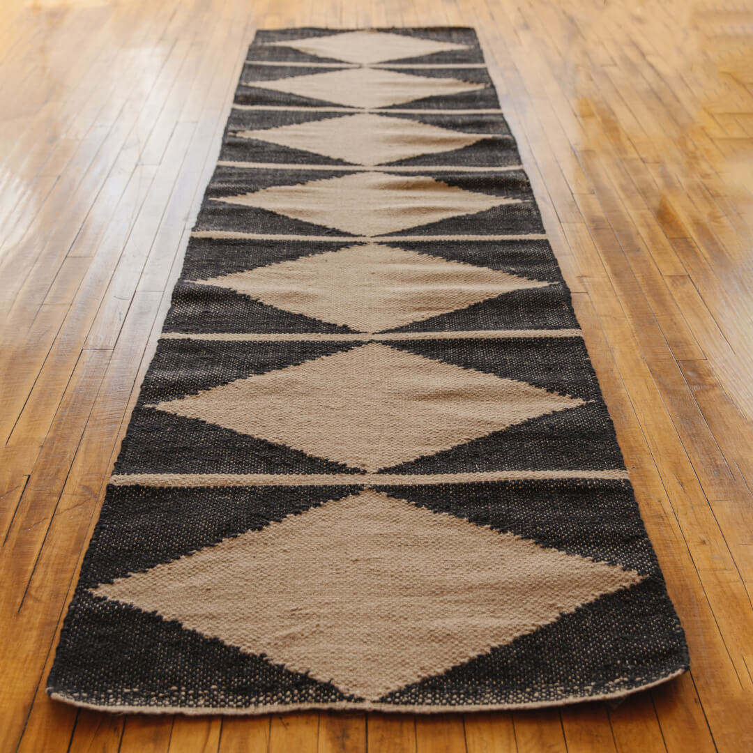 Handloomed Diamond Floor Mat (Charcoal/Natural)