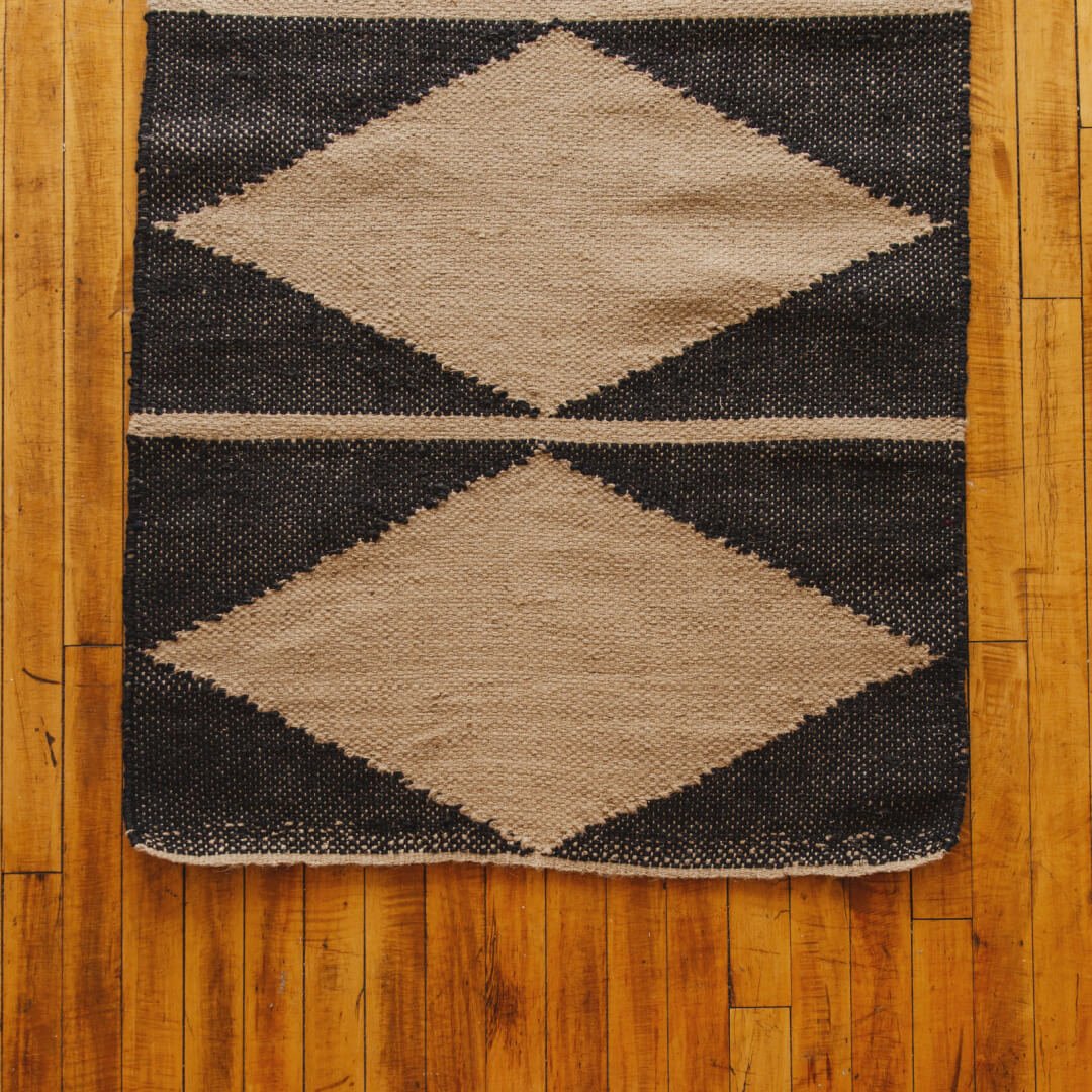 Handloomed Diamond Floor Mat (Charcoal/Natural)