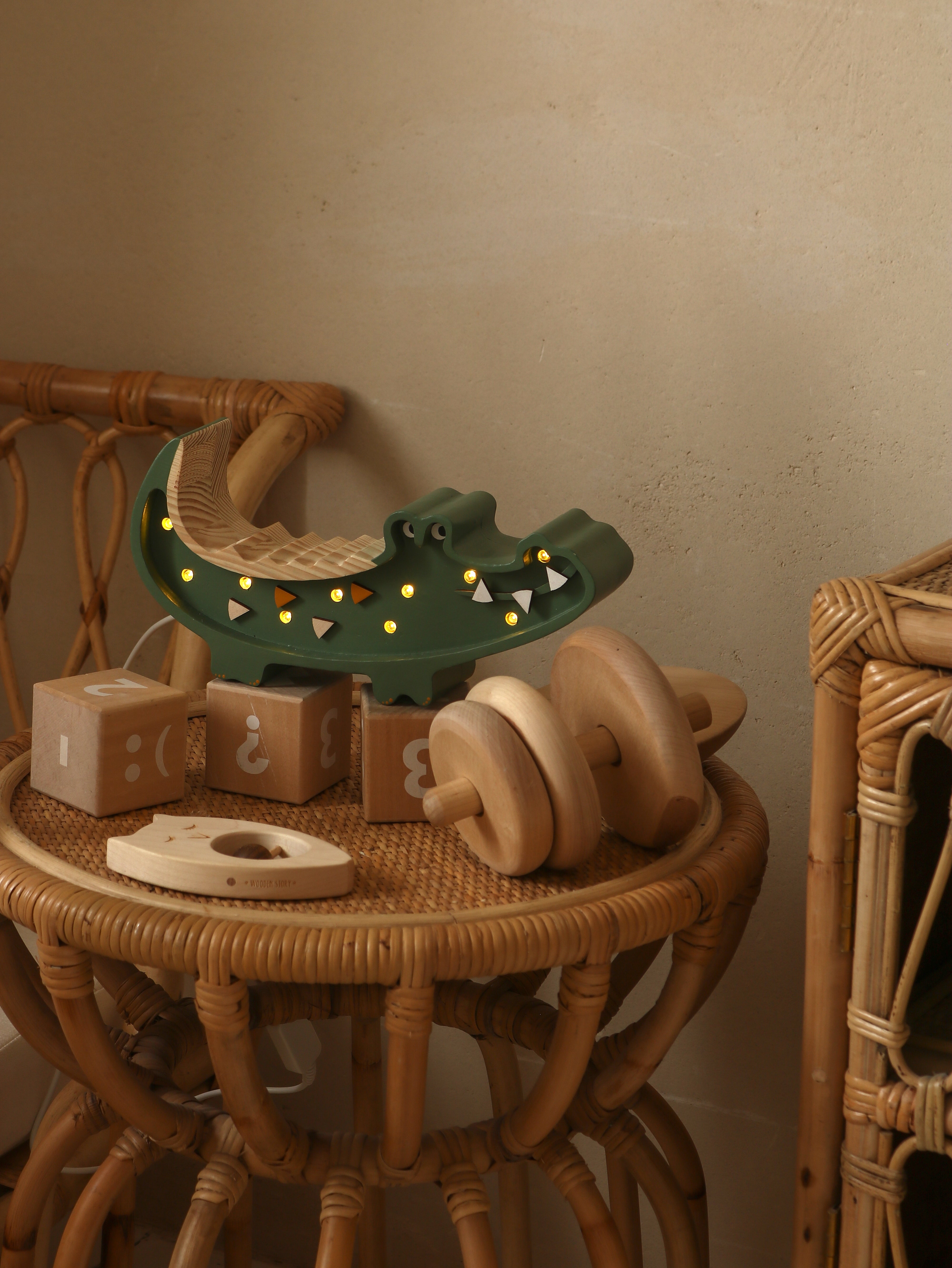 Military green wooden crocodile lamp with dimmer and remote control
