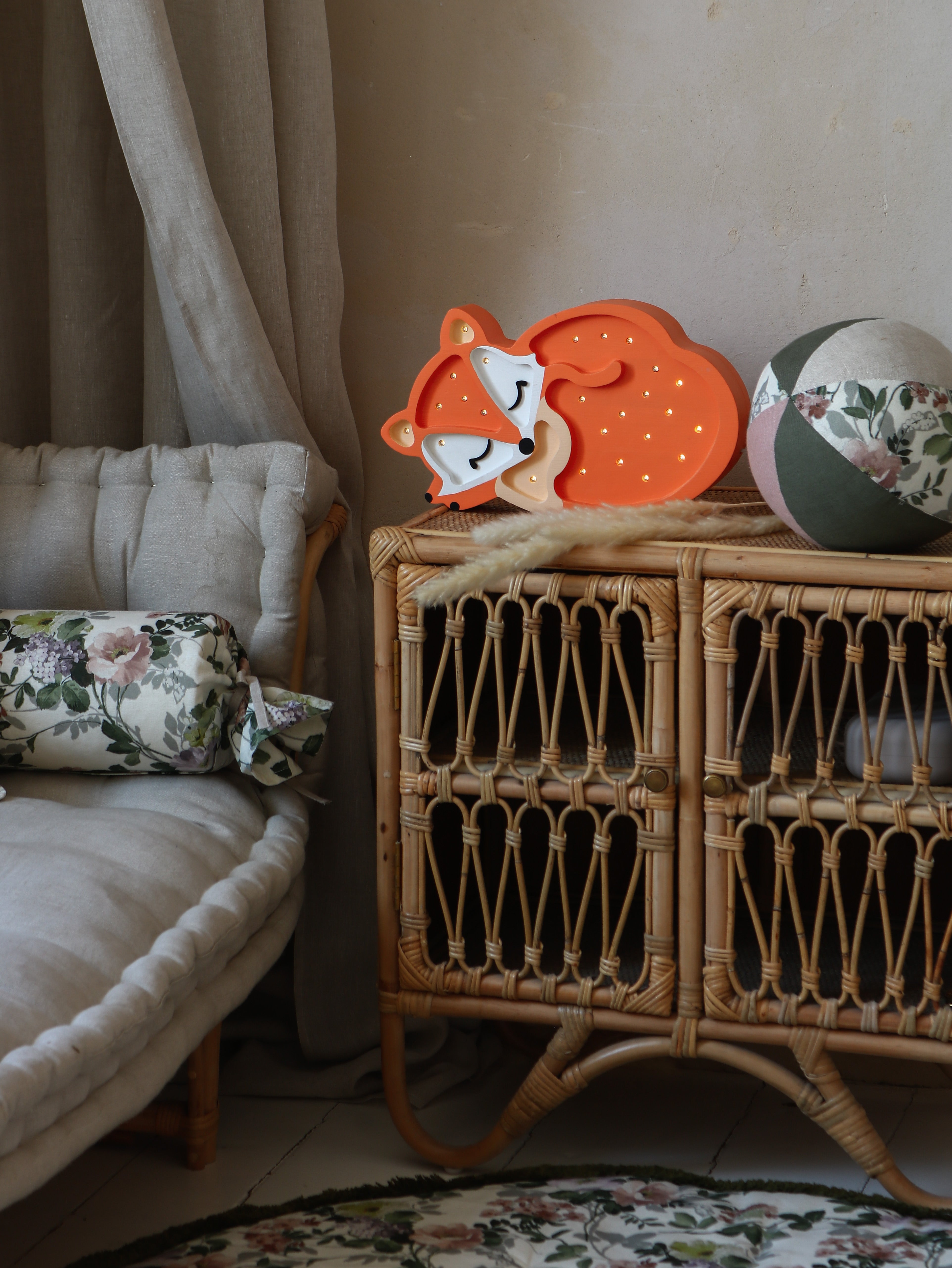 Fox Lamp with remote control – dimmable wooden night light for bedtime.