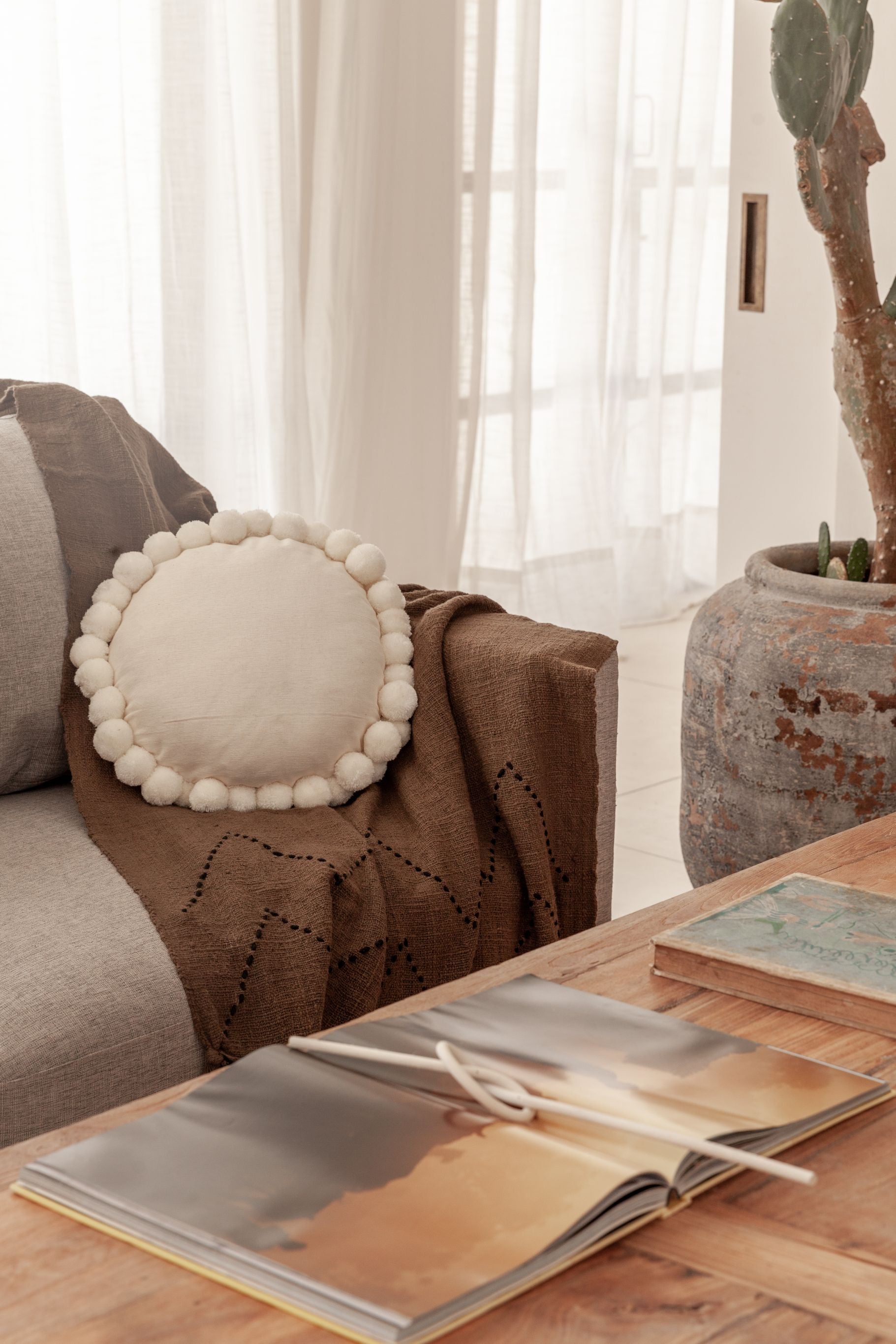Round Pom Pom Pillow (Cream)