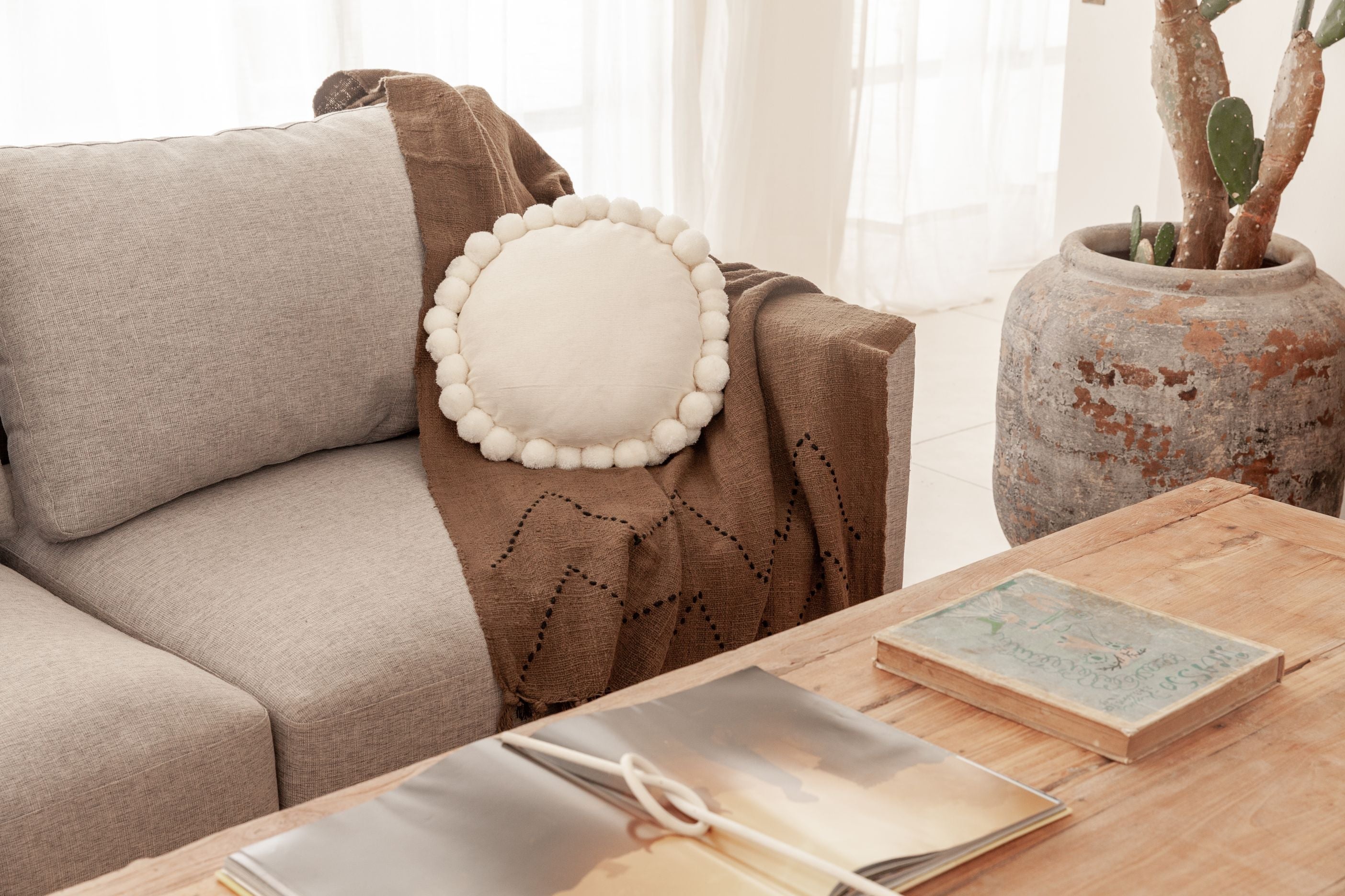 Round Pom Pom Pillow (Cream)