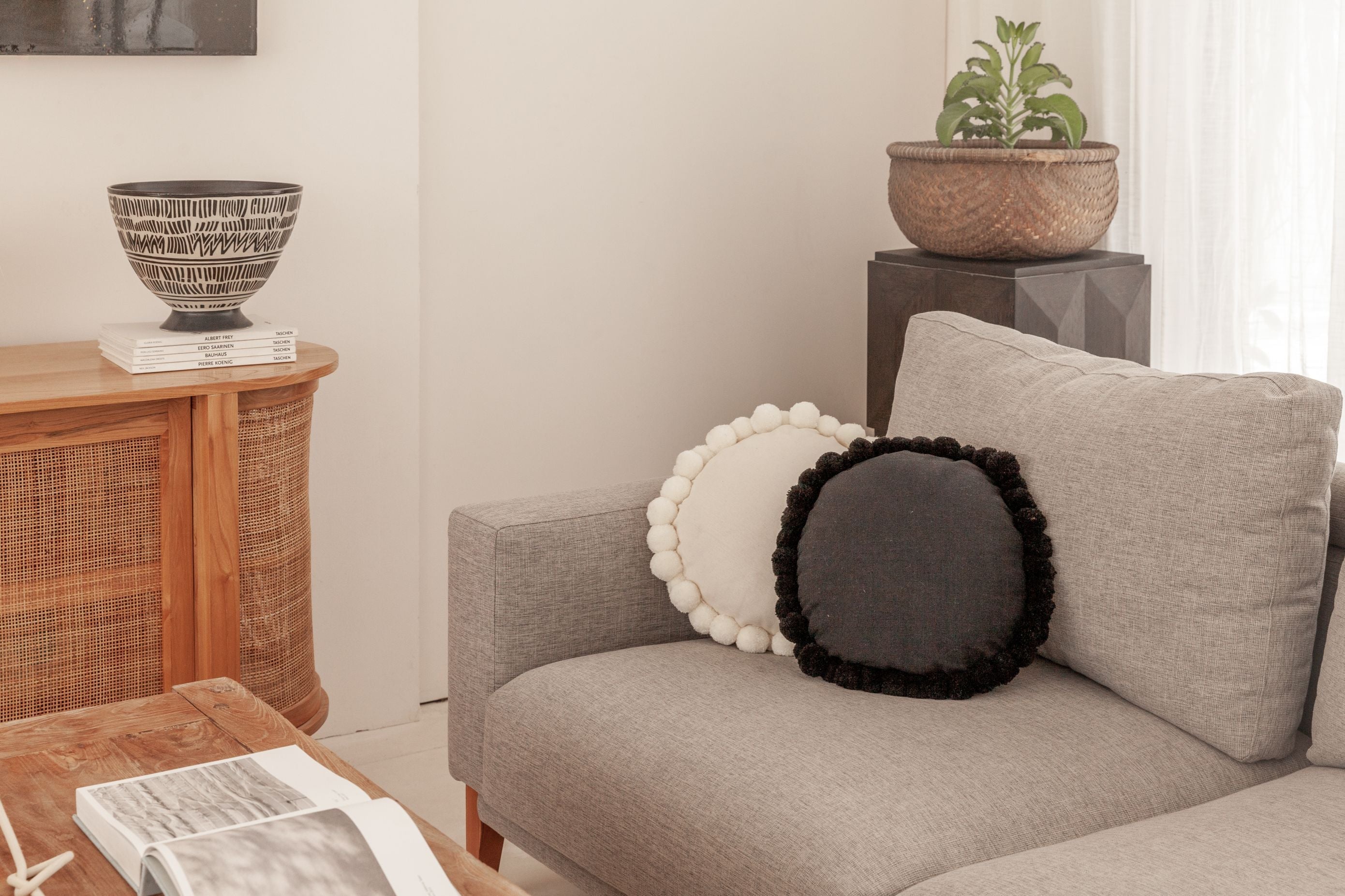 Round Pom Pom Pillow (Black)
