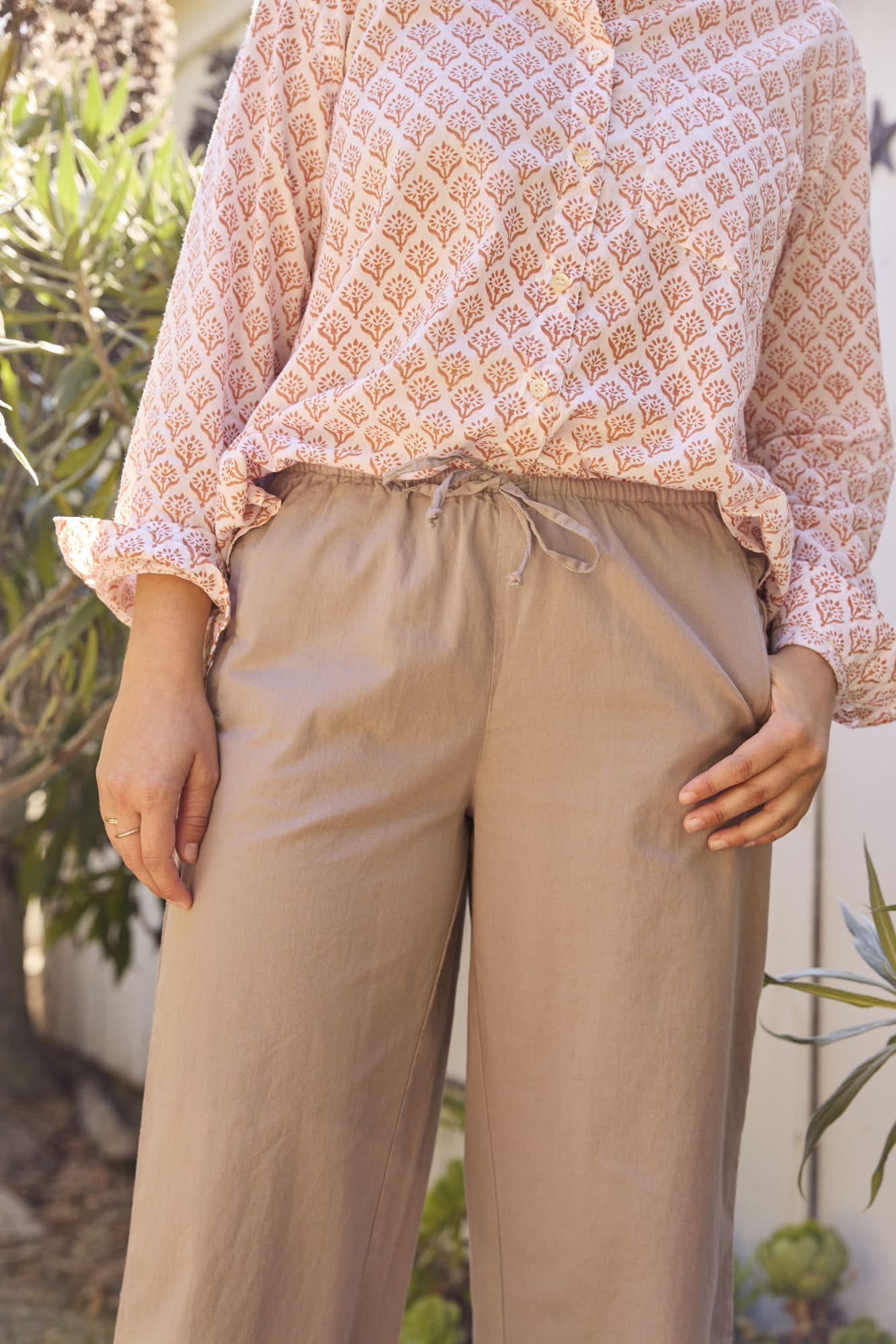 Shore Pants cotton twill with ankle length cropped leg pockets drawstring elastic waist in Pebble close up to tie waist