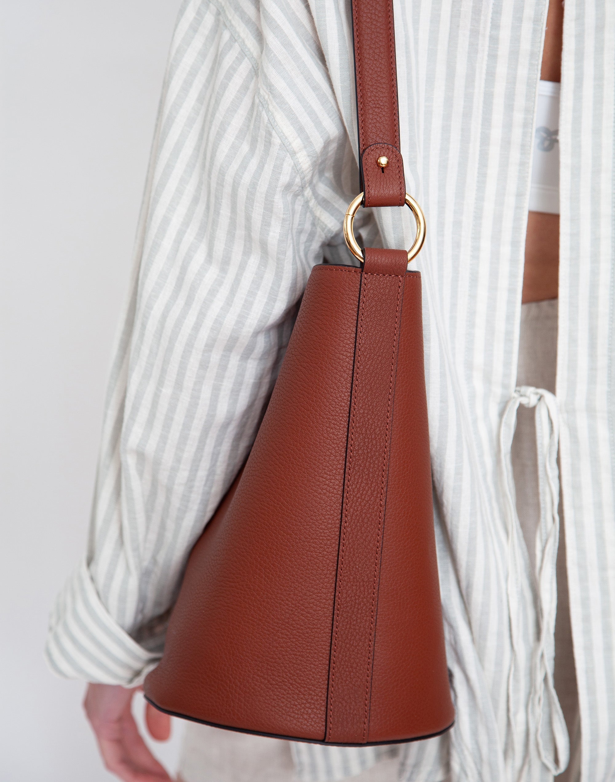 Luxe Convertible Bucket Bag (Saddle Brown)