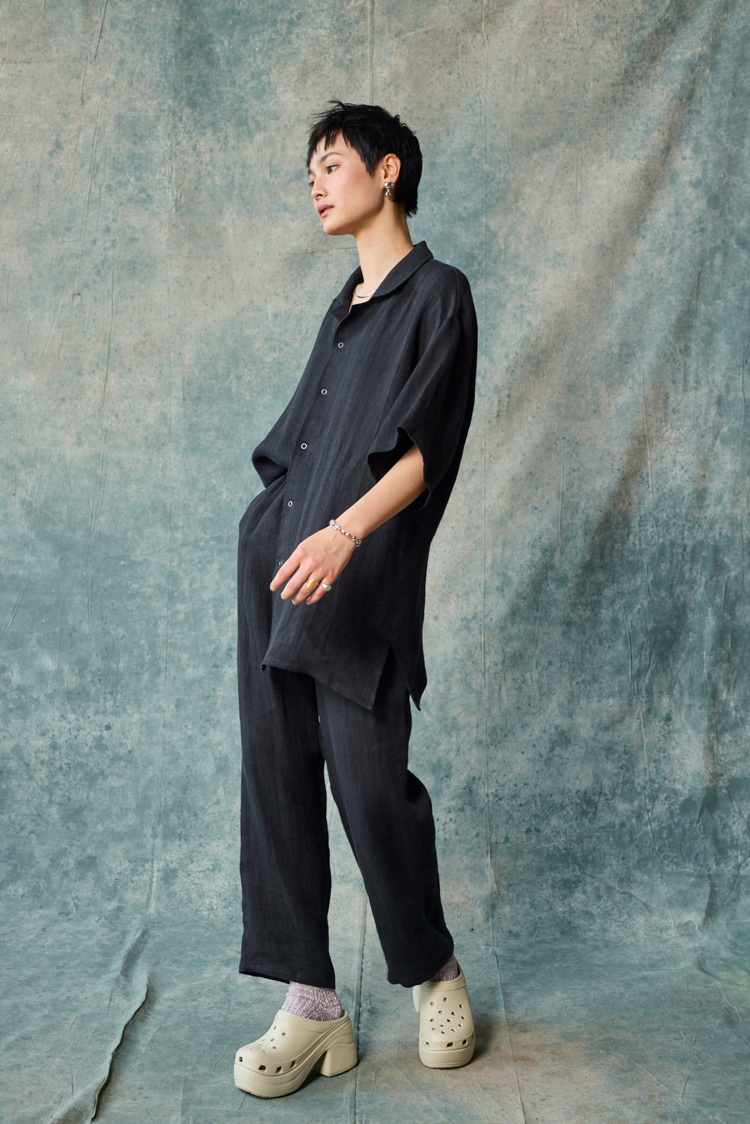 Gender-Neutral Slim Camp Collar Shirt (Black Linen)