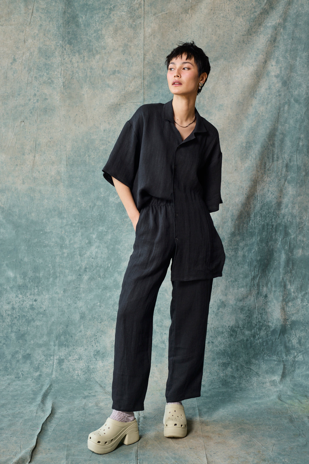 Gender-Neutral Slim Camp Collar Shirt (Black Linen)