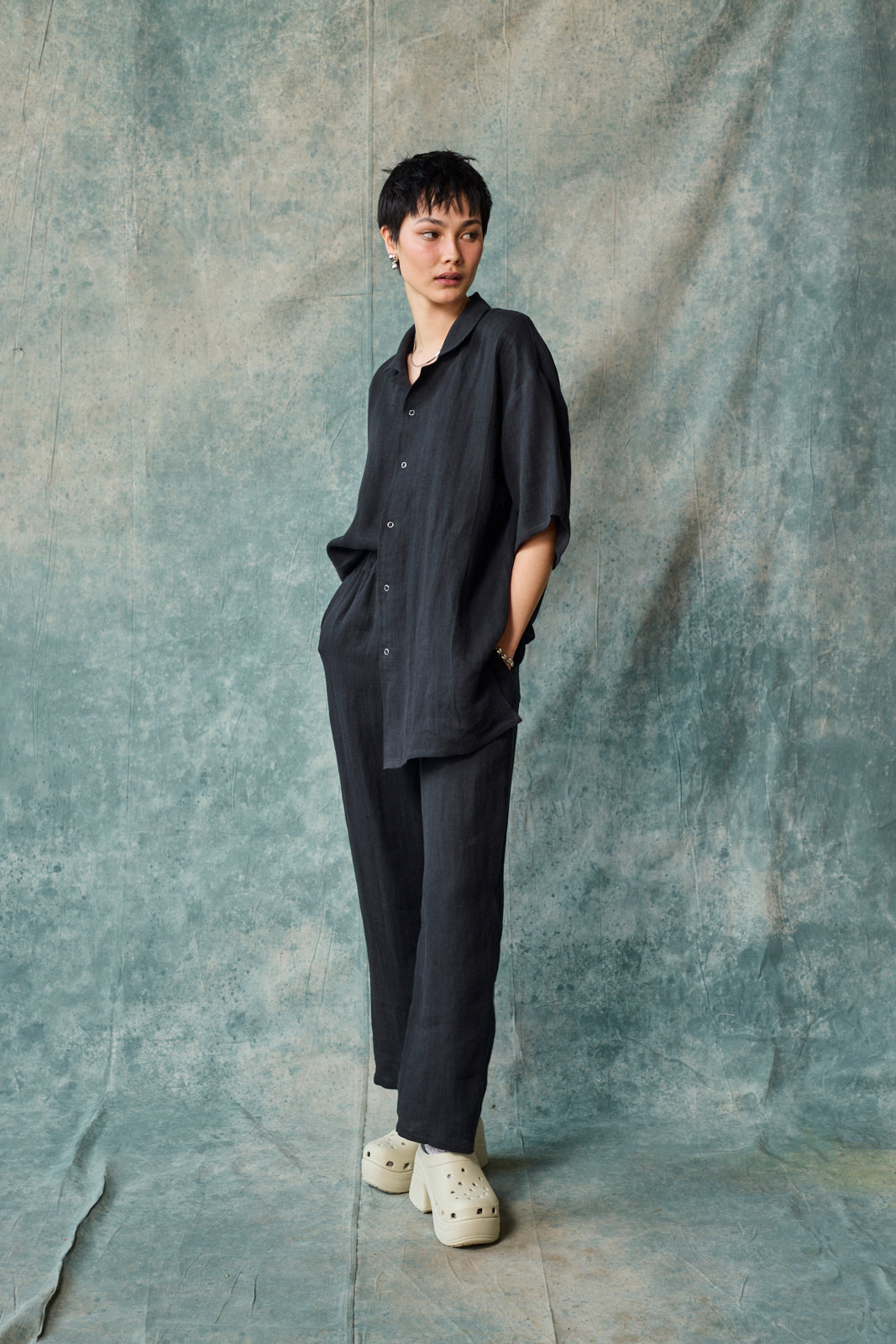 Gender-Neutral Column Pant (Black Linen)