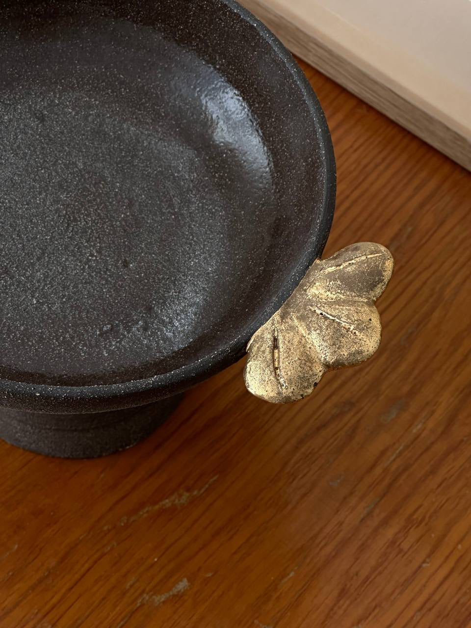 Stoneware Fruit Bowl (Pumpernickel with Gold Leaves)