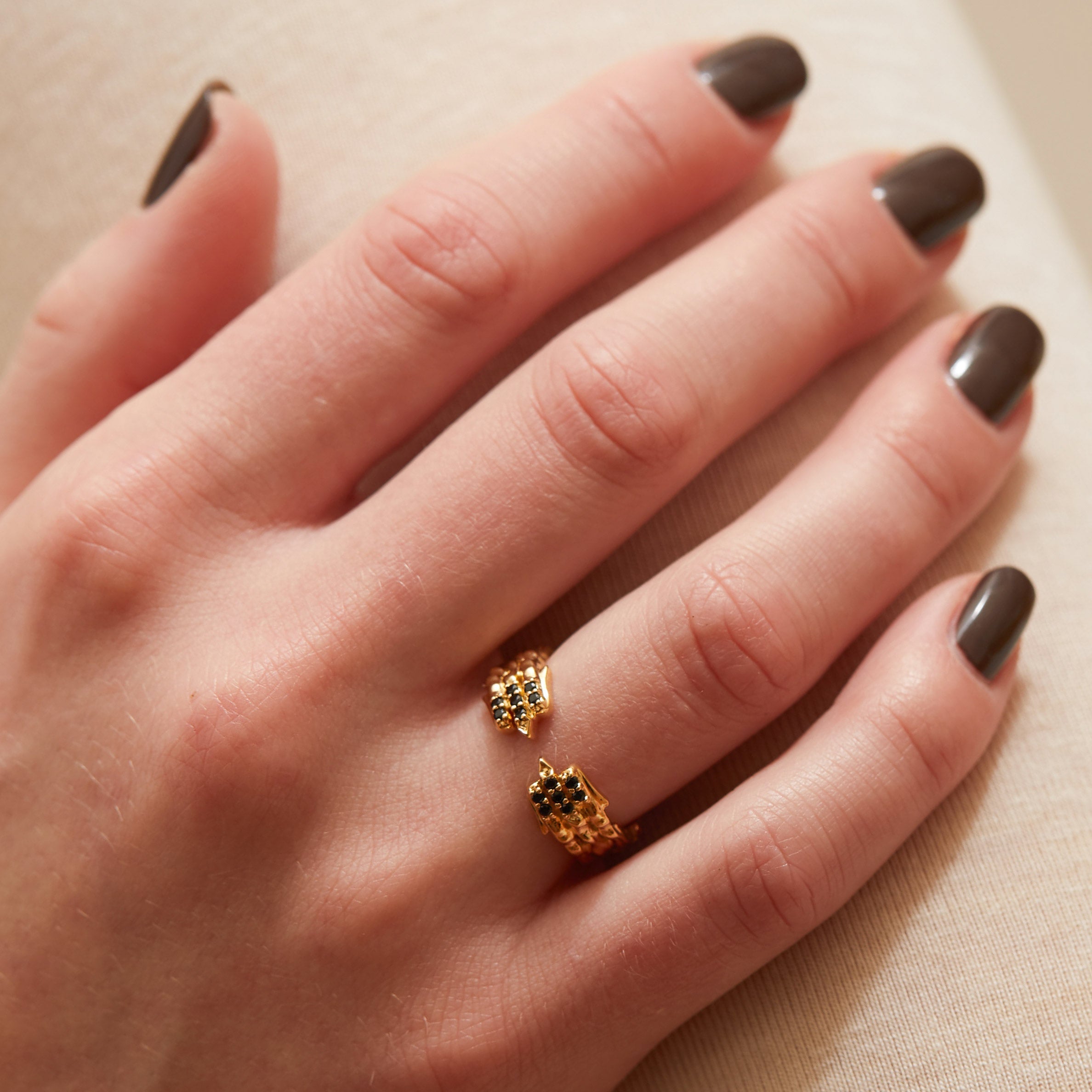 Onyx Phoenix Band Ring (Gold)