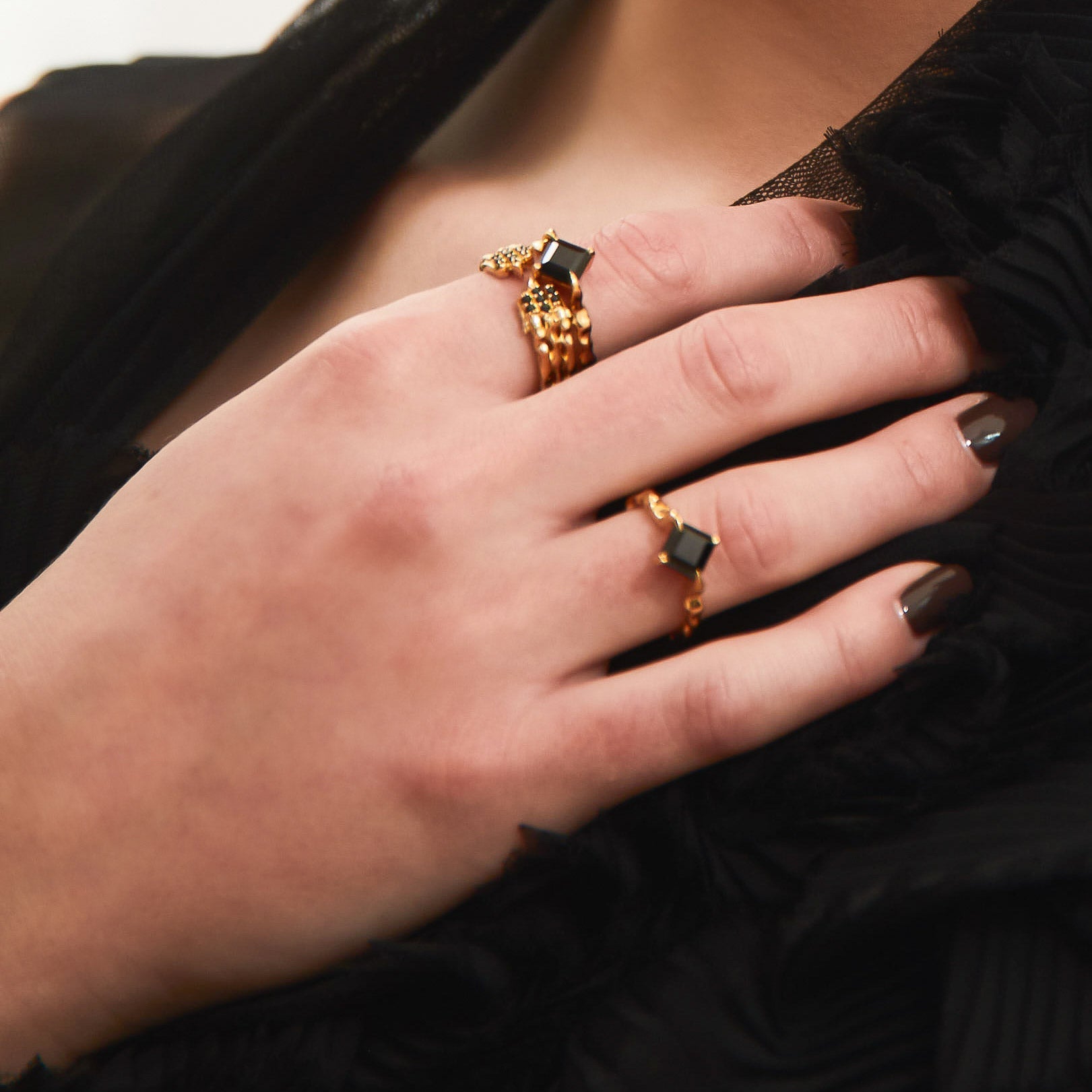 Onyx Stem Ring (Gold)