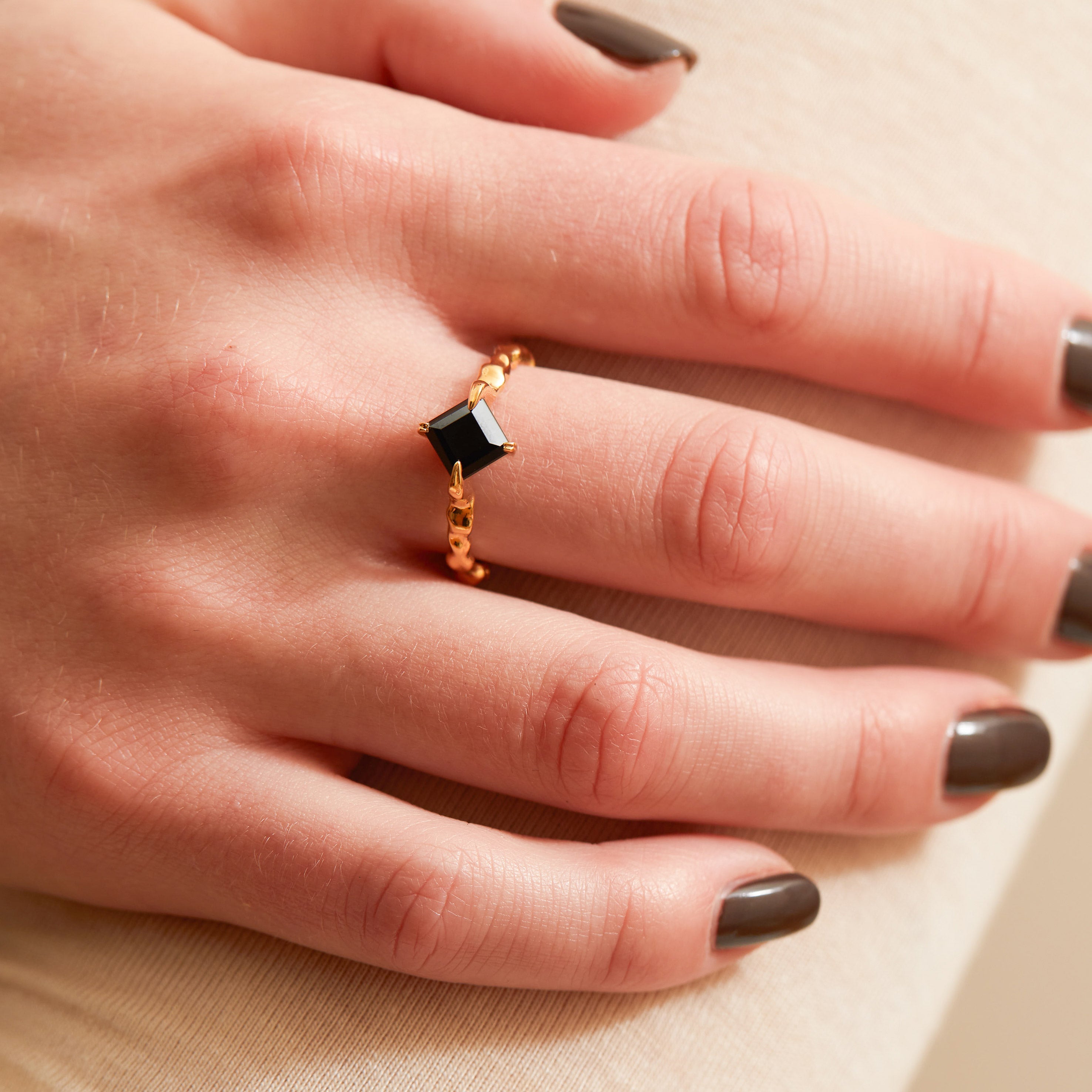 Onyx Stem Ring (Gold)
