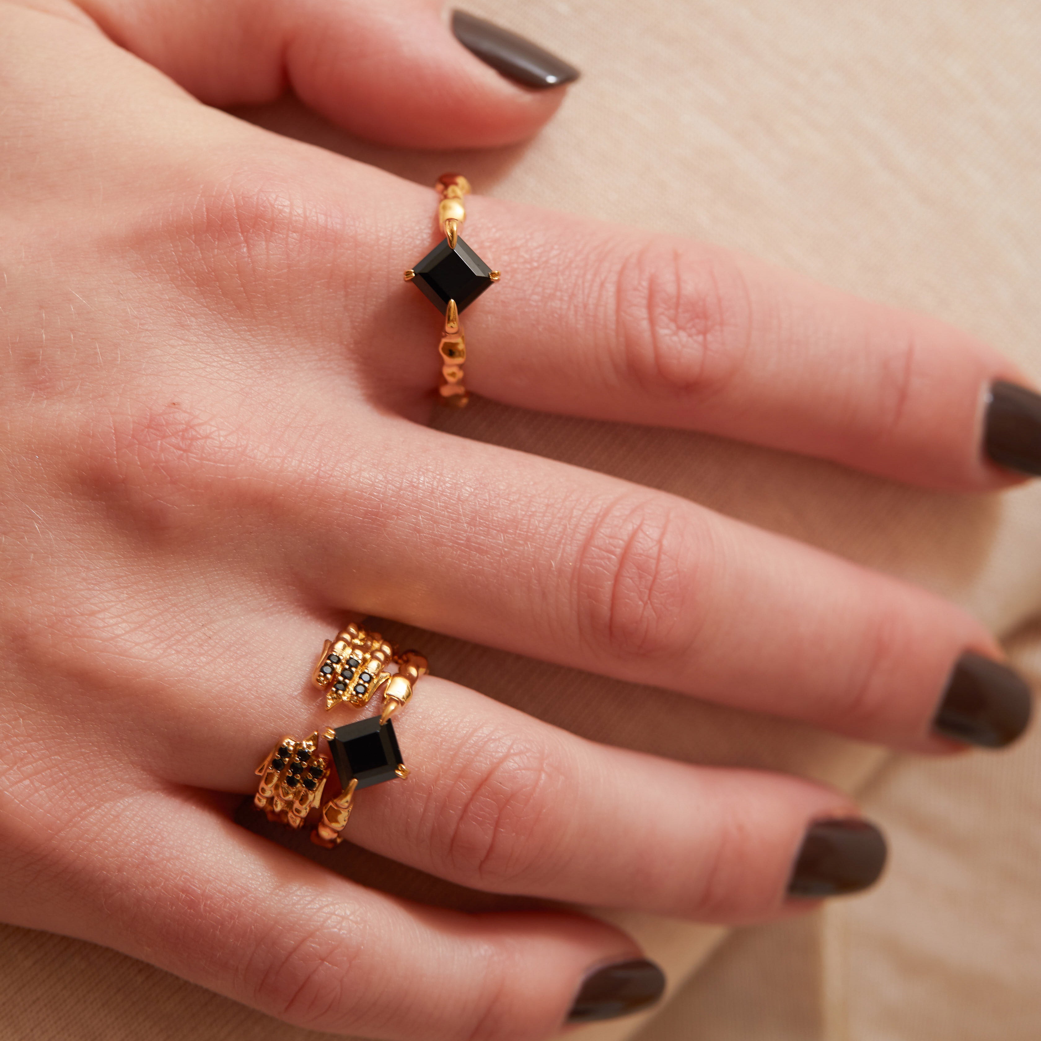 Onyx Stem Ring (Gold)