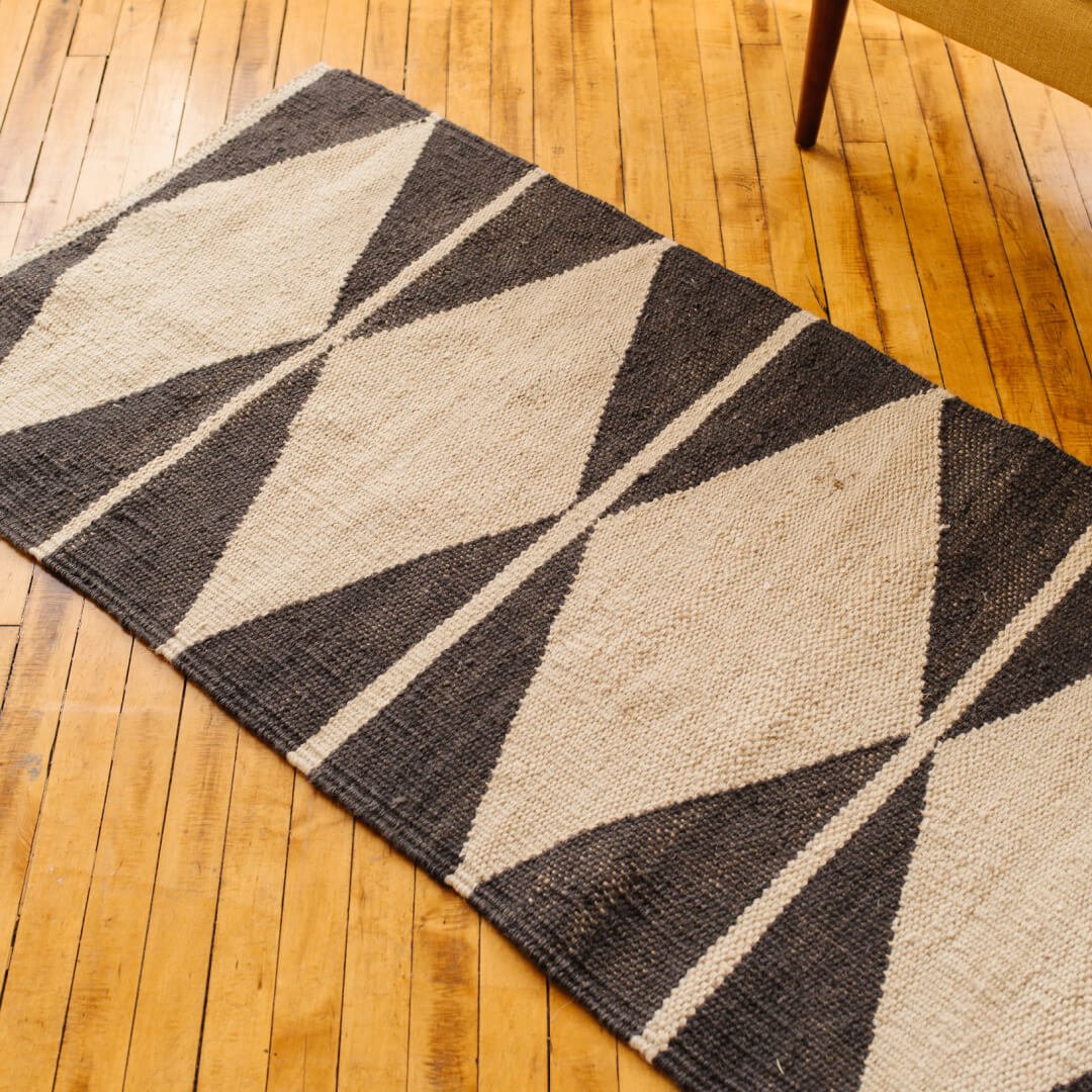 Handloomed Diamond Floor Mat (Charcoal/Natural)